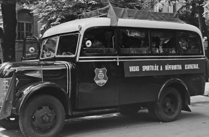 Városligeti fasor (Vilma királynő út) 17-21., Fasori Evangélikus Gimnázium, a Vasas élsportolóit szállító busz az 1949. májusi országgyűlési választások idején.
