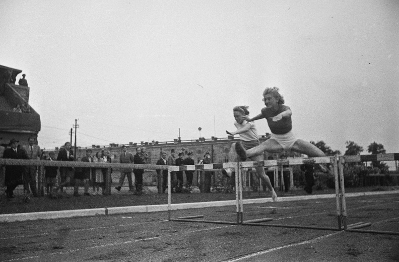 Sport utca, Előre pálya, a Vasas nemzetközi atlétikai versenye, női gátfutás, elől Gyarmati Olga.