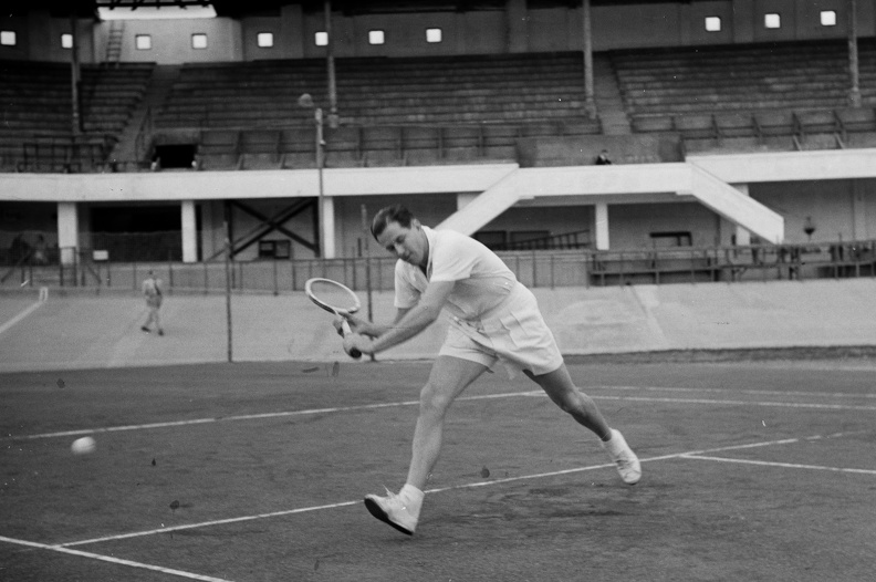 Szabó József utca, Millenáris sporttelep, Magyarország-Franciaország (2:3) Davis kupa európai zóna elődöntő teniszmérkőzés, Marcel Bernard francia teniszező az edzésen.