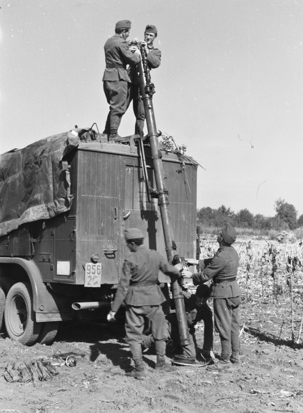 Híradós katonák antennaszerelés közben. Henschel 33 D1 (Kfz 72) típusú rádiós tehergépkocsi.
