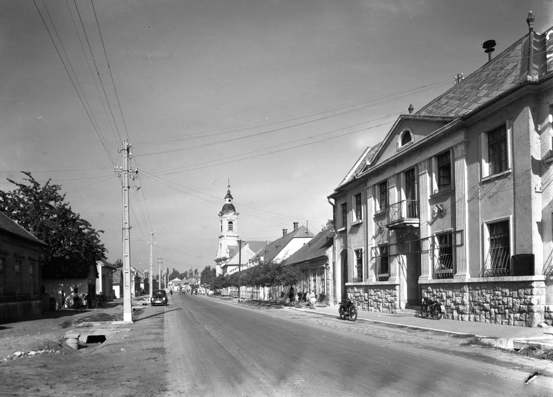 Kossuth Lajos utca, jobbra a Tanácsháza (ma Szabolcsi Bence Alapfokú Művészeti Iskola), távolabb a Szent Mihály-templom.