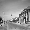 Kossuth Lajos utca, jobbra a Tanácsháza (ma Szabolcsi Bence Alapfokú Művészeti Iskola), távolabb a Szent Mihály-templom.