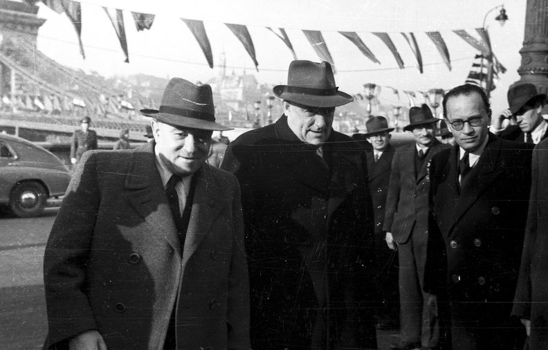 Széchenyi István (Roosevelt) tér az újjáépített Lánchíd átadásakor. Rákosi Mátyás mellett Bebrits Lajos közlekedésügyi miniszter.