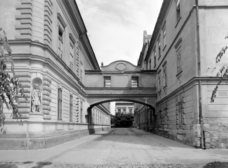 Sóhajok hídja a Batthyány József utca fölött.
