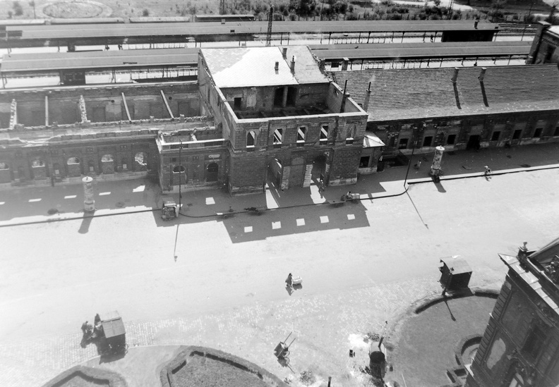 Révai Miklós utca, a lebombázott vasútállomás a városháza tornyából fényképezve.