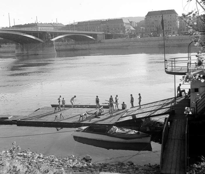 Margit híd budai hídfő a Margitszigetről fényképezve.