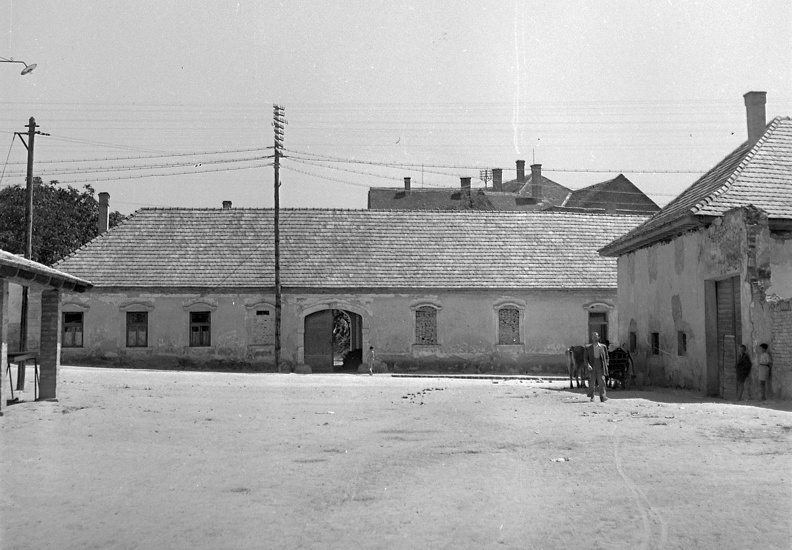 Szent István tér 1. Skolty (Scotti) kúria, Kisfaludy Sándor szülőháza felől nézve.