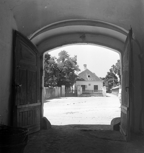 Szent István tér 1. Skolty (Scotti) kúria kapuja. Szemben a Kisfaludy tér 1. sz., Kisfaludy Sándor szülőháza, ma múzeum.
