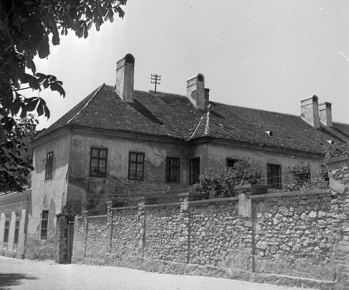 Árpád utca 1. (a volt börtön).