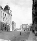 Révai Miklós utca, háttérben a Városháza és a Baross híd.