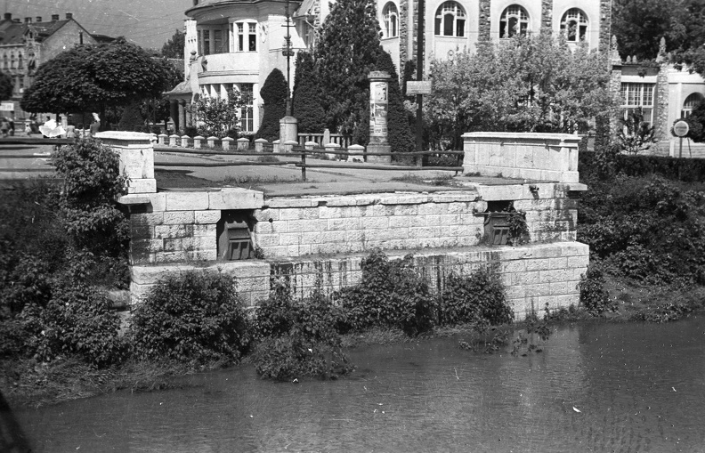 az 1945 márciusában felrobbantott Rába Kettős híd hídfője az ideiglenes fahídról nézve. Szemben a Radó szigeten a Kioszk.