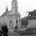 Zrínyi tér a Szent Rókus templom és az Oroszlán-szobor.
