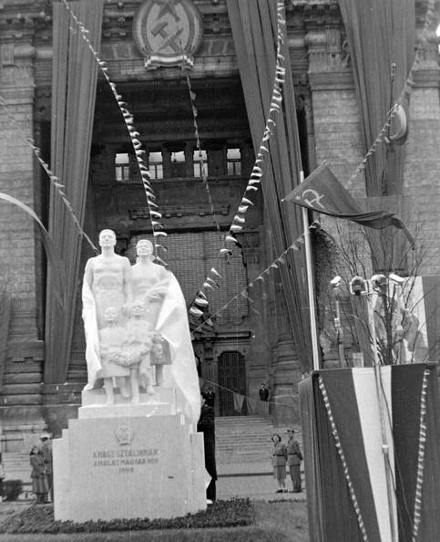 Szabadság tér, Tőzsdepalota, előtte a "A nagy Sztálinnak a hálás magyar nép" szobor (Kisfaludy Strobl Zsigmond).