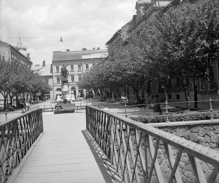 Erzsébet tér, Kossuth szobor, szemben az Avas (Korona) szálló, a Szinva hídról fotózva.