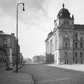 Révai Miklós utca a Városház (Szabadság) tértől a Jókai utca felé nézve, balra a vasútállomás.