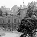 az Érseki Palota a kerttel, a háttérben a Főszékesegyház.