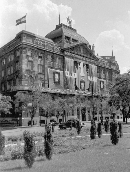Széchenyi István (Roosevelt) tér, a mai Belügyminisztérium épülete.