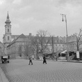 Batthyány tér, háttérben az Erzsébet apácák kórháza és temploma.