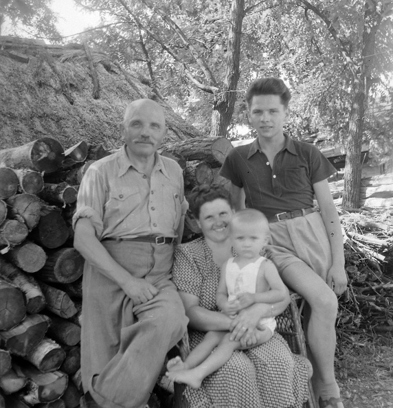 Németh Antal (a helyi múzeum alapítója) és családja.