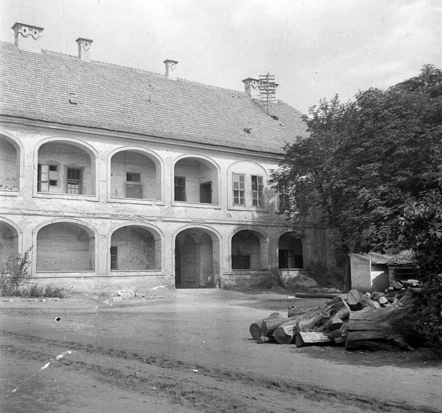 Szent István tér 6. Láncos (Luzsénszky) kastély, ma városháza.