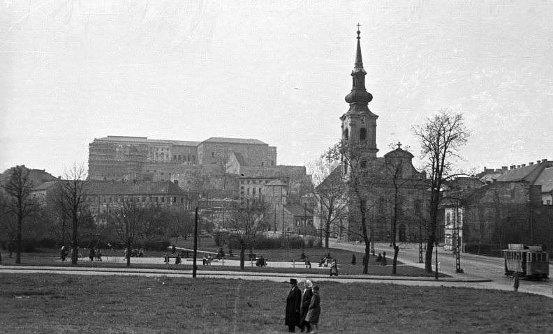 Döbrentei tér, Alexandriai Szent Katalin-plébániatemplom, háttérben a budai Vár.