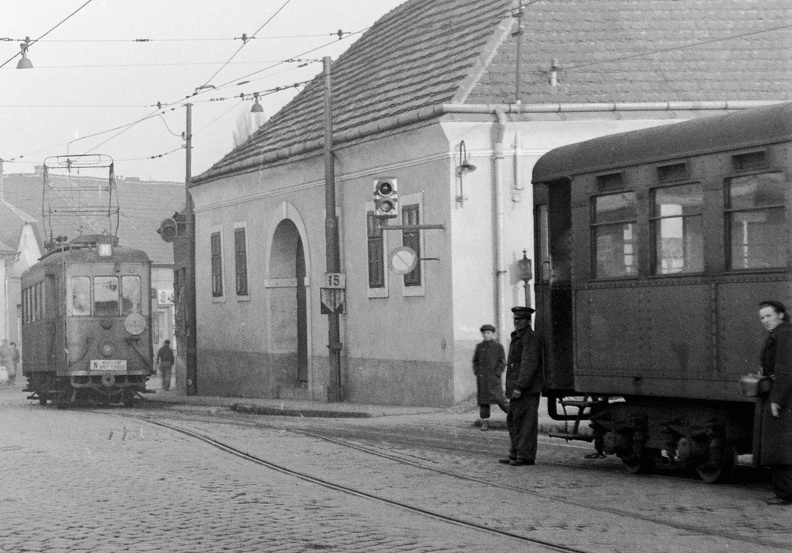 Nagytétényi út - Landler Jenő utca sarok, a Móricz Zsigmond körtérről induló HÉV-vonal végállomása.