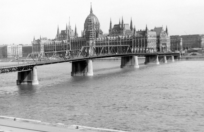 Kossuth híd és a Parlament.