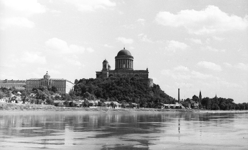 a Bazilika a Duna felől nézve.