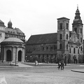 Március 15. tér, Erzsébet királyné emlékműve, mögötte az egykori piarista rendház, jobbra a Belvárosi templom.