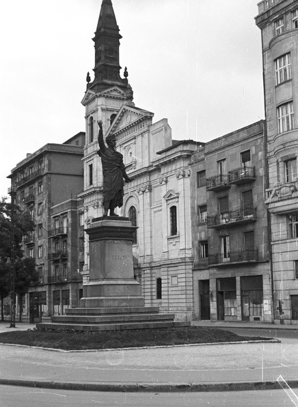 Petőfi tér, Petőfi Sándor szobra (Huszár Andor, 1882.), mögötte az ortodox székesegyház.