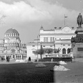 II. Sándor orosz cár lovas szobra, mögötte a bolgár parlament és balra az Alexandr Nyevszki székesegyház.