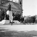 Kossuth Lajos szobra és a Nagytemplom.