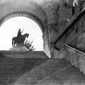 Szent István szobra (Stróbl Alajos, 1906.) a Schulek lépcsőről nézve.