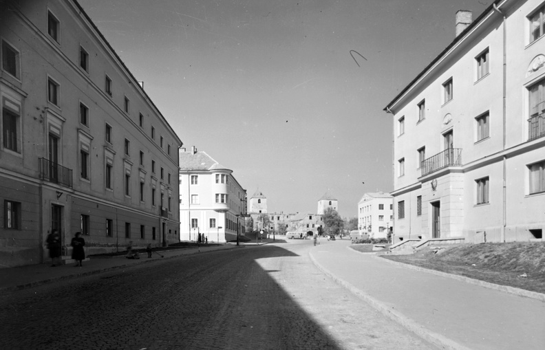 Kossuth utca, háttérben a Thury-vár.