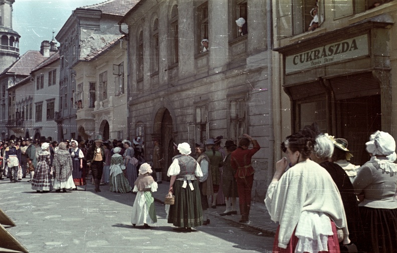 Kolostor utca a Fő tér felé nézve, balra a háttérben a Tűztorony. A császár parancsára c. film forgatása (rendezte: Bán Frigyes).