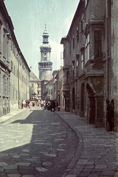 Kolostor utca a Fő tér felé nézve, háttérben a Tűztorony. A császár parancsára c. film forgatása (rendezte: Bán Frigyes).