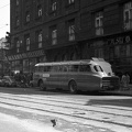 Kossuth Lajos utca az Astoria kereszteződés felé nézve. Az Astoria szálló előtt a nullszériás Ikarus 55 típusú távolsági autóbuszok egyike.