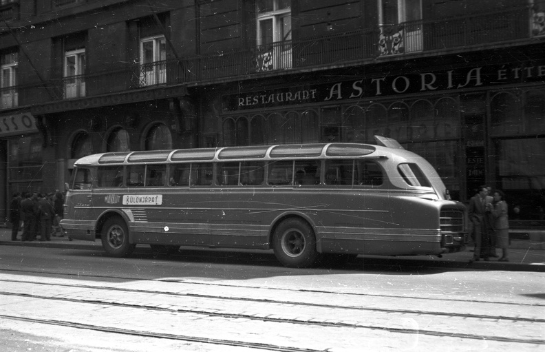Kossuth Lajos utca, Astoria szálló, előtte a nullszériás Ikarus 55 típusú távolsági autóbuszok egyike.