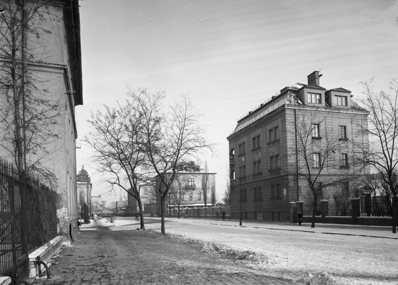 Révai Miklós utca a Jókai utcától a vasútállomás felé nézve.