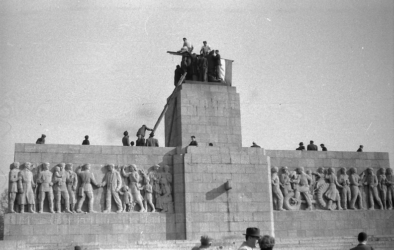 Ötvenhatosok tere (Sztálin tér), a Sztálin szobor maradványa.