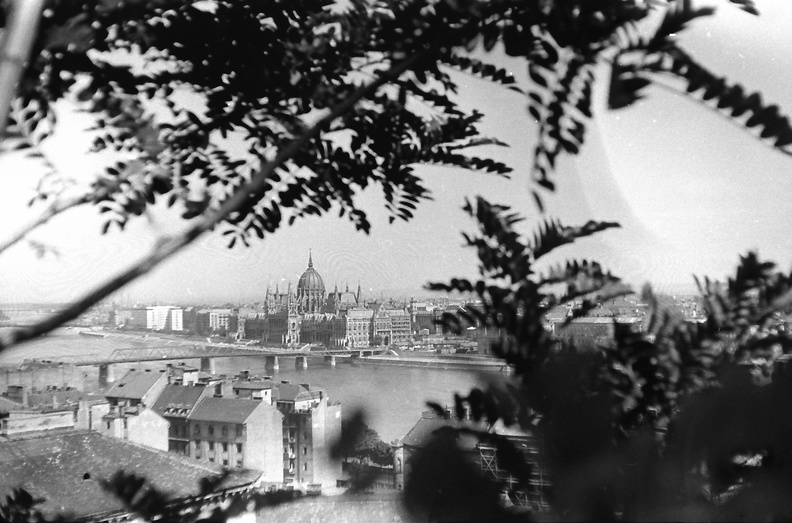 a Várszínház mögötti Magyar asszonyok bástyájáról készült látkép a Kossuth híddal és a Parlamenttel.