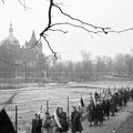 háttérben Vajdahunyad vára a Műjégpálya felől nézve. 1956 december 4-i Nőtüntetés.