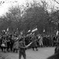 Andrássy út, jobbra a Munkácsy Mihály utca torkolata. 1956. október 25-e délután, "véres-zászlós" tüntetés.