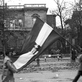 Andrássy út, szemben a 116. 1956. október 25-e délután, "véres-zászlós" tüntetés.