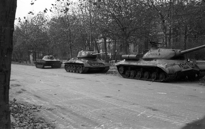 Andrássy út a Munkácsy Mihály utca felé nézve. Jobbról balra, típus szerint: egy IS-3 nehéz, egy T-34/85 közepes és egy PT-76 úszó harckocsi látható a képen.