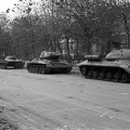 Andrássy út a Munkácsy Mihály utca felé nézve. Jobbról balra, típus szerint: egy IS-3 nehéz, egy T-34/85 közepes és egy PT-76 úszó harckocsi látható a képen.