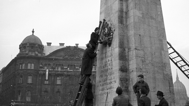 Szabadság tér, szovjet hősi emlékmű, jelképek eltávolítása.