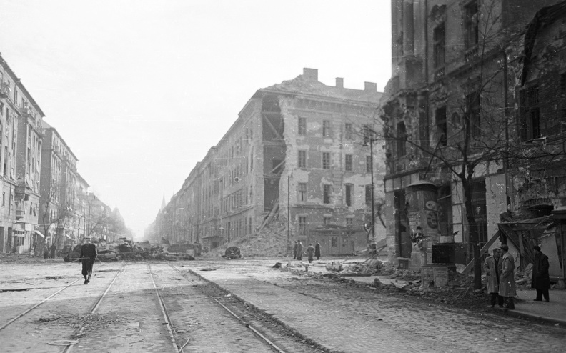 Üllői út a nagykörúti kereszteződésnél, háttérben a Kilián laktanya, jobbra a lerombolt Ferenc körút 46. sz épület.