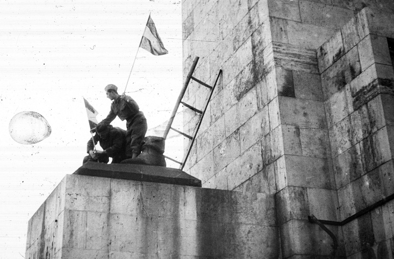 a Felszabadulási Emlékmű (Kisfaludi Stróbl Zsigmond) "Felszabadító szovjet katona" mellékalakjának ledöntése.