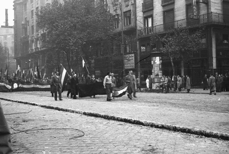Károly (Tanács) körút az Astoria felől nézve. 1956. október 25-e délután, "véres-zászlós" tüntetés.
